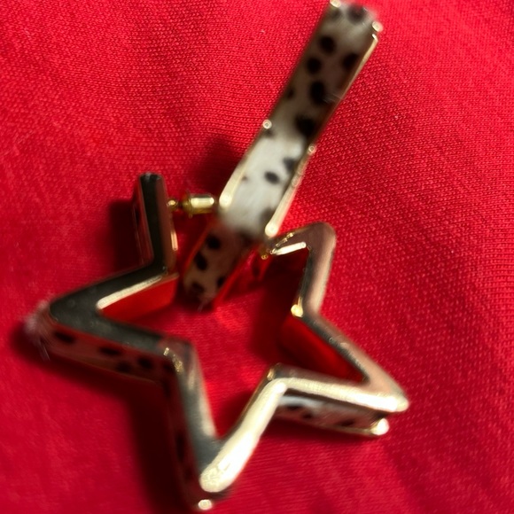 New never worn Star shaped earrings with leopard print around the edges - Picture 3 of 3